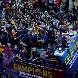 Neymar, Suarez, dan Messi Makan Burger Hasil Lemparan Fans dalam Parade Trofi Barca