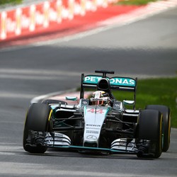 Hamilton Menangi Balapan yang Nyaman di Kanada