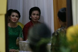 Anggun Berkebaya Hijau, ini Senyum Bahagia Selvi saat Dilamar