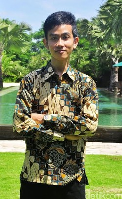 Melihat Senyum Gibran yang Langka