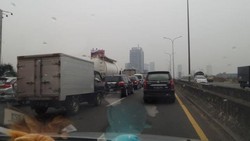 Penanganan Kecelakaan di KM 24 Tol JORR Picu Kemacetan Berjam-jam