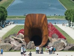 Patung Raksasa Vagina Di Depan Istana Prancis Tuai Kontroversi