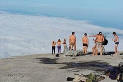 Ramai-ramai Mengutuk Turis yang Bugil di Gunung Kinabalu