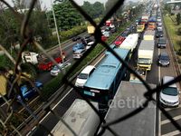 Kendaraan 'Parkir' di Tol JORR