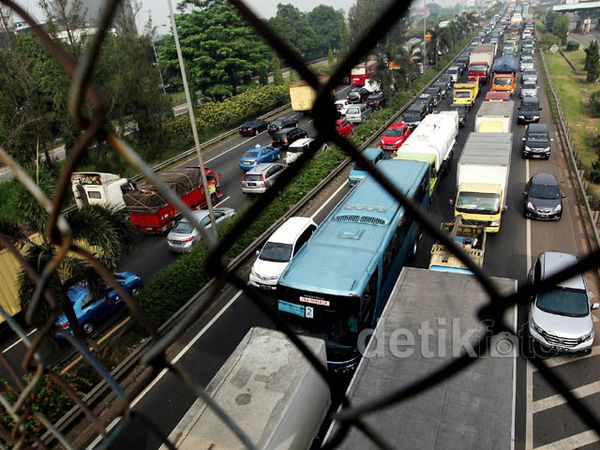 Kendaraan 'Parkir' di Tol JORR