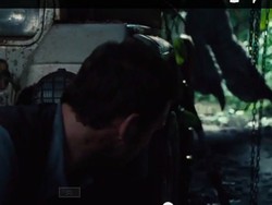 Chris Pratt Sembunyi dari Kejaran Indominus Rex di Jurrasic World