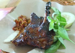 Warung Bu Bibit Siapkan 1500 Porsi Nasi Bebek untuk Tim Keamanan