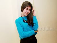 Gaya Syahnaz dengan Baju Berbulu