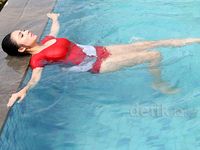 Byurrr... Mengintip Manda Cello Asyik Berenang