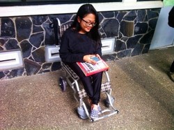 Bercita-cita Jadi Psikolog, Evin Ikut Ujian Ditemani Kursi Roda