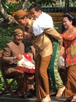Semua Tertawa Lebar, ini Momen Lucu Jokowi Gendong Gibran usai Siraman