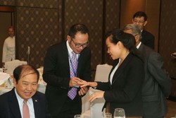 Menteri Hanif Bagi-bagi Batu Akik di Konferensi Buruh Dunia di Swiss