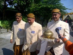 Byur! Selvi Diguyur Air 7 Sumber oleh 7 Wanita