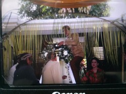 Jokowi Naik Tangga, dan Pasang Bleketepe di Gerbang Rumah