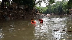 Warga Bantaran Juga Ikut Membantu Bersihkan Kali Ciliwung