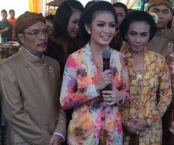 Selvi Tampil Berkebaya Kutu Baru, ini Sambutan Singkatnya usai Siraman