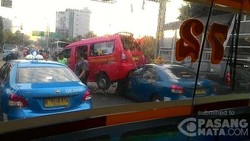 2 Mobil yang Tabrakan Belum Dievakuasi, Lalin Arah Lebak Bulus Macet