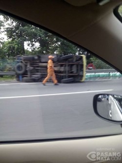 Truk Boks Terbalik di Km 22 Tol Jagorawi
