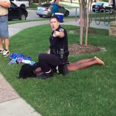 Dikecam karena Banting ABG Berbikini, Polisi AS Mundur