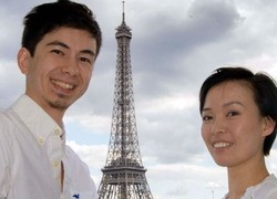 Pasangan Ini Posting Foto Eiffel 365 Hari Penuh di Instagram