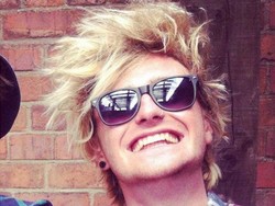 Tak Mau Bayar Biaya Tambahan Pesawat, Pria Ini Ganti Nama