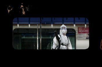 Cegah Penularan Baru MERS, Kereta Bawah Tanah di Korsel Disterilisasi