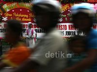 Karangan Bunga Padati Kawasan Resepsi Gibran-Selvi