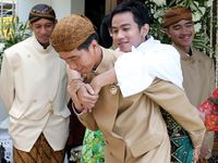 Usai Siraman, Jokowi Gendong Gibran
