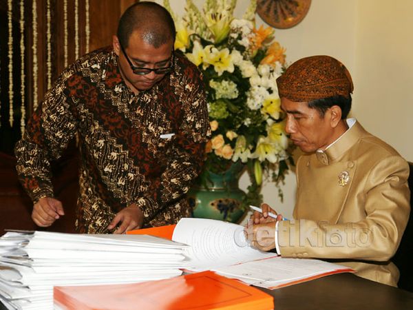 Unik! Jokowi Teken Dokumen Negara Pakai Beskap