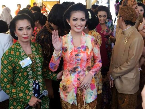 Cantiknya Selvi Berkebaya Kutu Baru