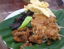 Nasi Pecel Mbak Ira: Sedap Mantap Nasi Pecel Empal dan Garang Asem Iga yang Gurih Hangat