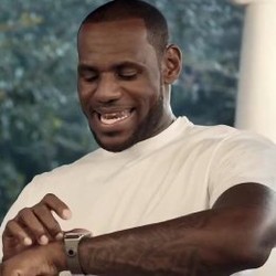 Jadi Bintang Samsung, LeBron Malah Bagi-bagi Apple Watch
