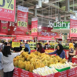 Durian Diskon di Carrefour Jadi Incaran Ibu-ibu