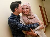 Aww, Irwansyah Cium Mesra Zaskia Sungkar