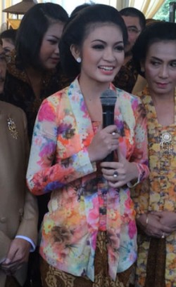 Usai Siraman, Calon Menantu Jokowi Cantik Berkebaya Kutu Baru Kaya Warna