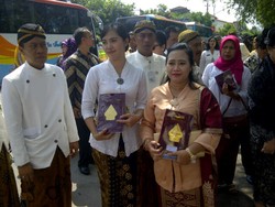 Ceria Tenteng Undangan, Ratusan Warga dan PKL Antre di Lokasi Resepsi