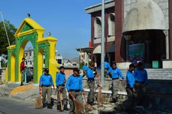 Jelang Ramadan, Satpol PP Riau Bersihkan Makam Sultan Siak