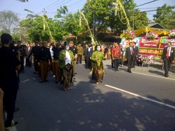 Antara Kereta Kuda dan Manten Edan-edanan, ini Beda Rombongan Gibran-Selvi