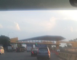 Jalur Sumedang Hingga Jatinangor Diwarnai Lubang dan Macet