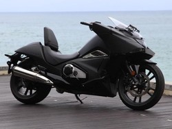 NM4 Vultus, Moge Honda Bertransmisi Kopling Ganda