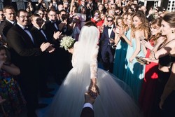 Seleb Instagram yang Ngetop dengan Gaya #FollowMeTo Akhirnya Menikah