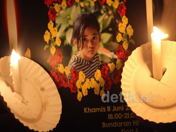Aksi 1.000 Lilin untuk Angeline