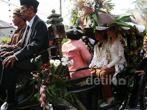 Resepsi Awal Selesai, Gibran-Selvi Naik Kereta Kuda