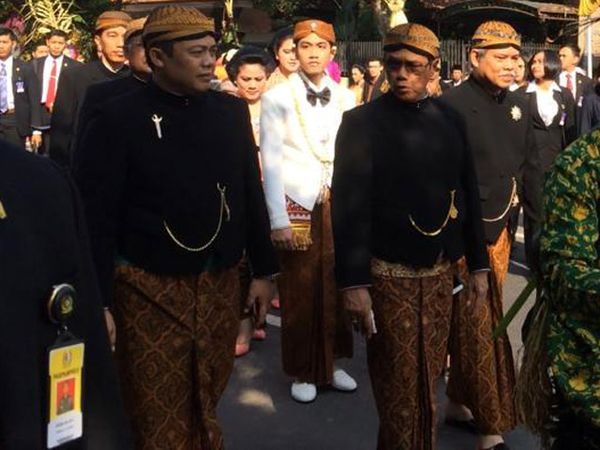 Gibran Jalan Kaki ke Lokasi Ijab Kabul