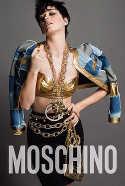 Jadi Model Moschino, Katy Perry Tampil dengan Gaya Rambut Kris Jenner
