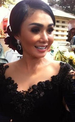 Foto: Cantiknya Yuni Shara dengan Kebaya Beludru di Pernikahan Anak Jokowi