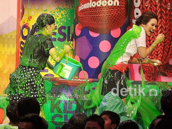 Hiii... Syahrini dan Raisa Berlendir Hijau