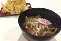 Hangatkan Badan dengan Udon Segar Berpelengkap Tempura Renyah