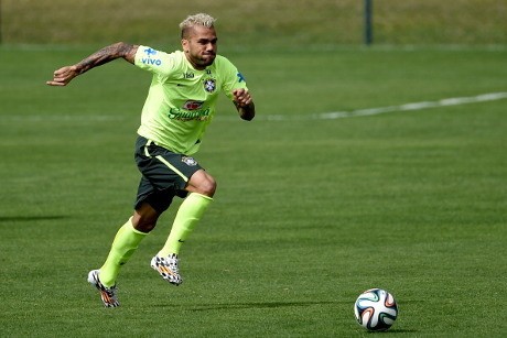 Danilo Cedera, Dunga Panggil Dani Alves ke Skuat Brasil