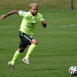 Danilo Cedera, Dunga Panggil Dani Alves ke Skuat Brasil